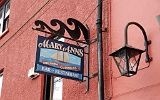 Das freundliche Werbeschild des urigen Seafood-Restaurants "Mary Ann´s" in Castletownhend. Hier tafelten viele Prominente, auch der ehemalige US-Präsident Bill Clinton.